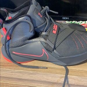 Basketball shoes
